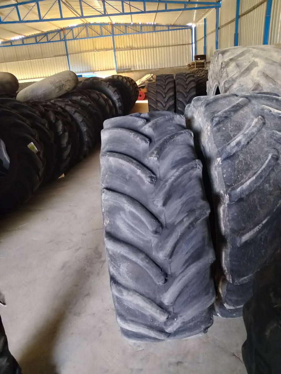 480/70/28 
تكه نظيفه لا فطر ولا ظربه نضافتها 65/100 للبيع 
***********
***********
محافظة بابل -ناحية الشوملي -طريق شوملي دغاره -مقابل بوابة مدينة الروان السكنيه -بالقرب من سيطرة ابا ذر 
( مجمع ابو شعلان للاطارات الزراعيه )
