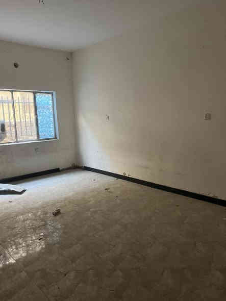 السلام عليكم بيت مساحه 85 متر الايجار غرفتين وصاله ومطابخ والكراج والسطح يجاره 350 ابو دشير شارع الضغط قرب حسينه الكلاظمين 
***********
