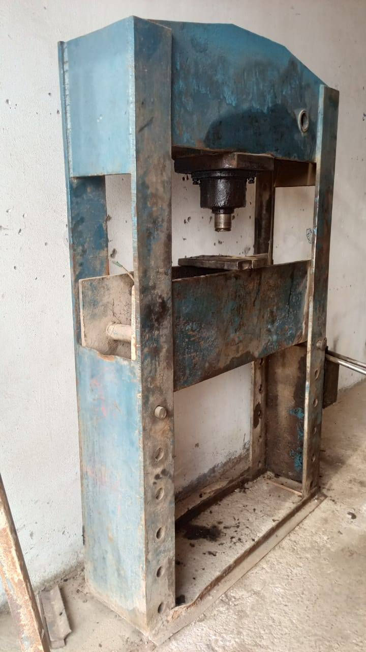 السلام عليكم بريس للبيع انكليزي قديم للبيع ضغط عالي 60طن للبيع استفسار اتصال على  ***********
