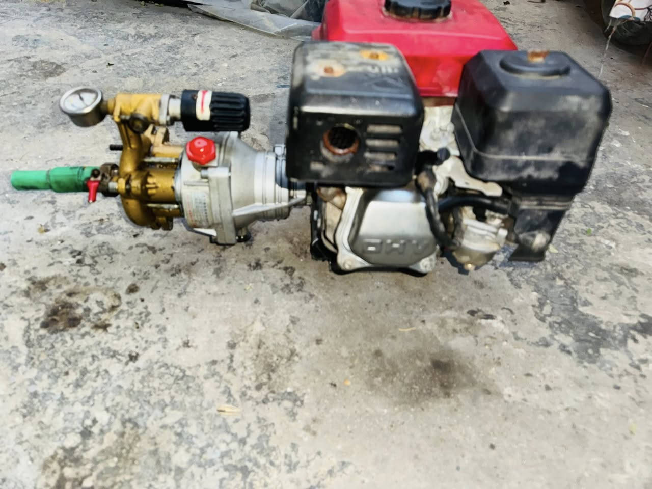 مضخة غسل 3 بستم محرك بانزين 7 ونص حصان شغال نكرة نظيفة جدا اخو جديد تخرج 3 صوندات 
مكاني بغداد 
السعر 150 الف 
***********
