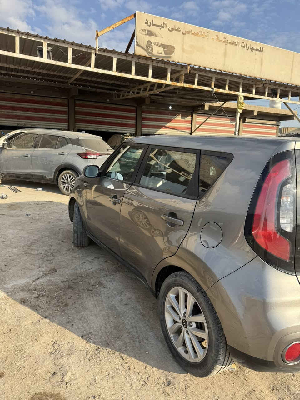 السلام عليكم 
كيا صول موديل 2018
ماشيه 90 مايل 
سيارة نظيفه وجاهزه من كلشي 
داخل لونين 
كير محرك كفاله/حداديه وصدر امامي وخلفي كله جديد
السياره بيه 3 قطع صبغ  اثر شخوط
شاصي لغد مكفوللل 
الشاصي واللغد  مكفولل
مكان السياره 📍كربلاء
تواصل 
***********
