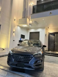 توسان ٢٠١٩ فول ١/١ H track لمتدد فول الفول  ماشية ٦٨ الف  حادث السيارة...