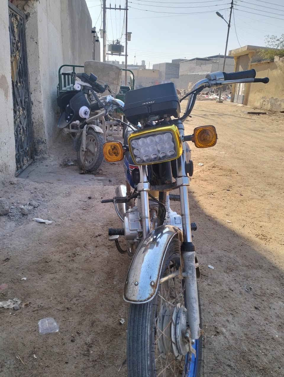 سلام عليكم دراجه كلك ادوات للبيع الدراجه نضيفه احلى من الصوره مكينه جديده كارتون ثاني تبدليه دهن الها الدراجه كهربائيات شغله تعمير الدراجه رقم شاصي بيه الدراجه مكفوله سرقه وعشاير السعر 600 وبيه مجال قليل المكان البصره جزيره بس تنزل جسر خالد التواصل علا هاذ الرقم ***********
