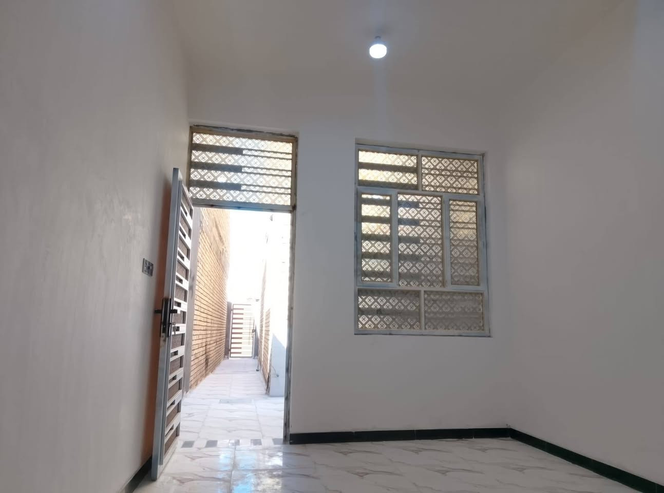 بيت للبيع ١٠٠م خلفي بناء حديث كونكريت  طابوك جاهز للسكن الفداء مقاطعه ٢٢ خدمات كامله السعر ٨٢  للاستفسار الاتصال 
***********
