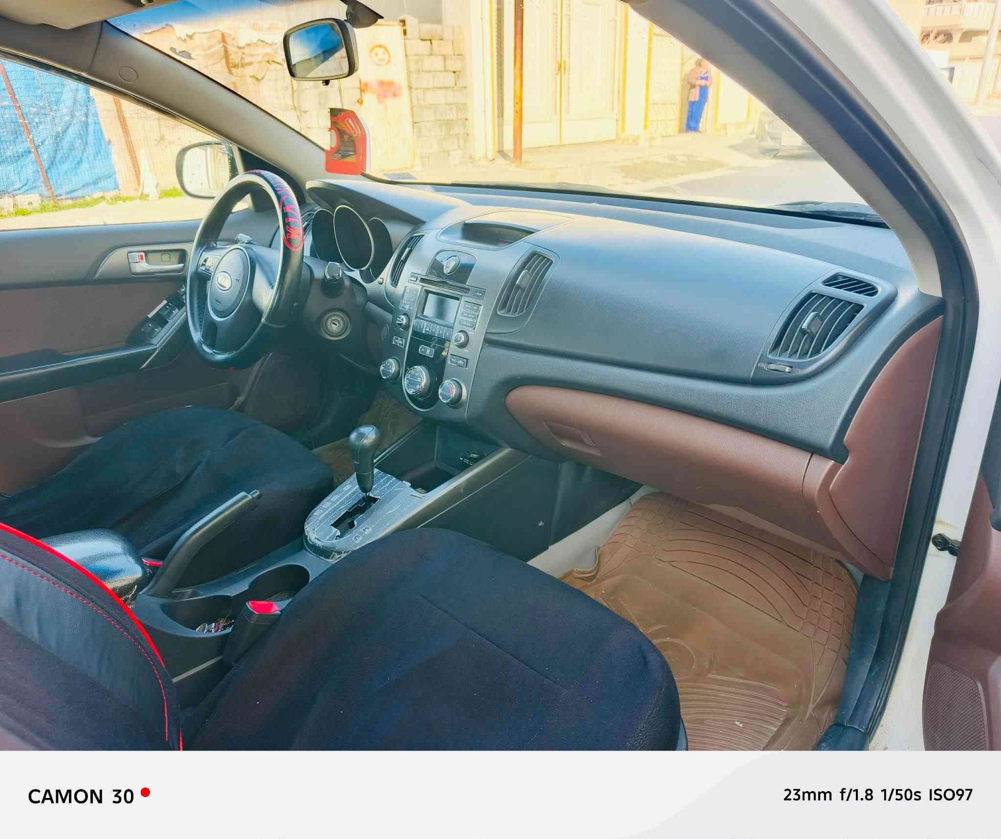 به ناوى خواى گه وره 
كيا سيرا تؤ 2011سی جی پەلە بویاخی هە یە دە رگای دوای سەکن چە مە لە خی دوای سە یاق بستیک لە دوسیە ی بویاخە کارتیکی لە دە رگای سە یاقه هە یە 3بو4جی ساردە کوت هە یە دیانیە پیوە نازانم کویە تی.سە یارەکە زور جوان ماوە تە وە ویە ک دیناریمە سروف نیە تازە ڕونی گیرو مە کینە شی گۆراوە مە کینە و گیری بە شە رت سە نە وی تا مانگی 7/2026  ما لى دؤسته ته حويل به شه رت
*********** رانية, السليمانية
