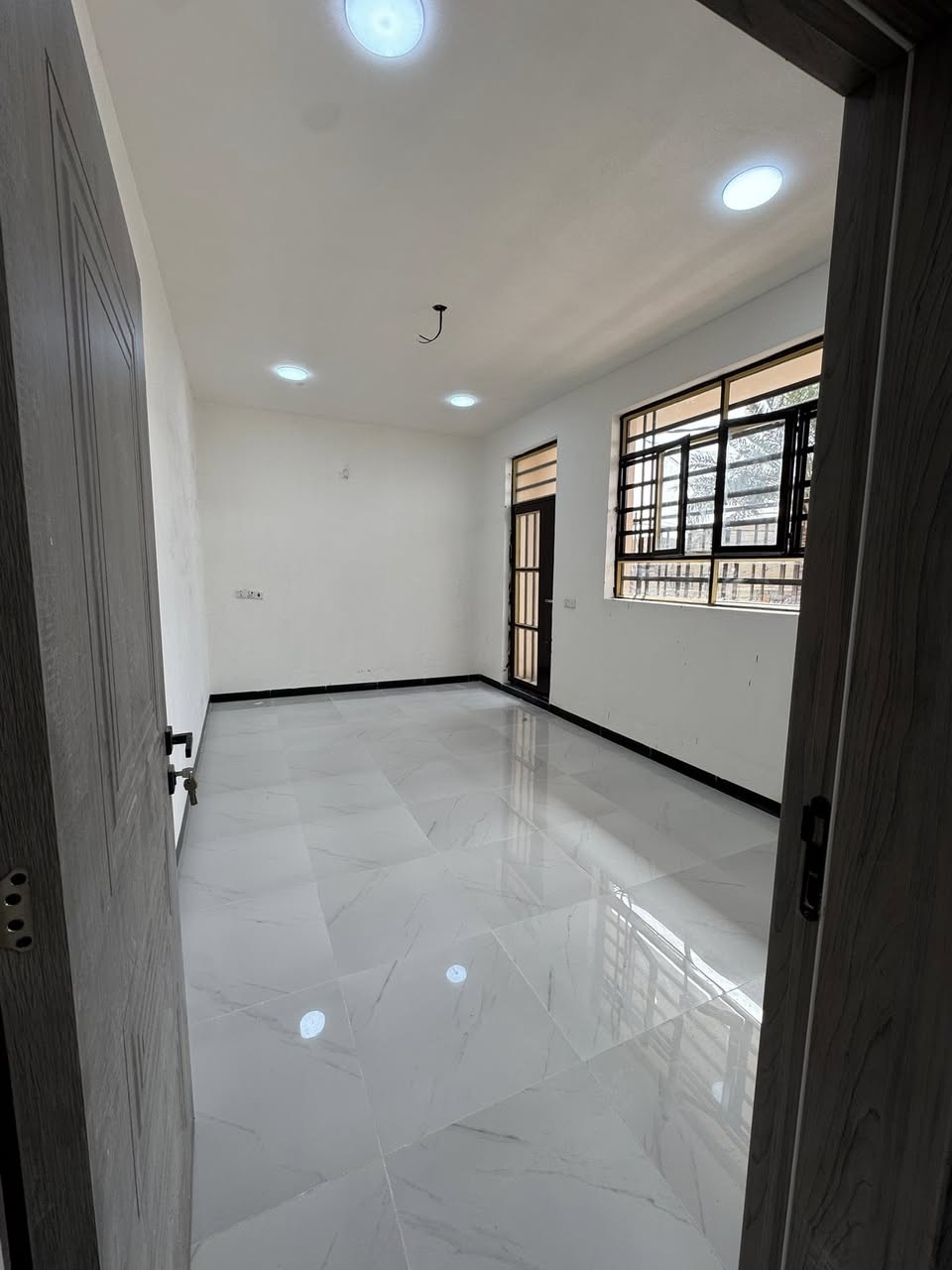 سلام عليكم شقه الايجار طابق ثاني  مساحه ١٤٠ متر جديده بناء ٢٠٢٦ هسه طلعت منه عماله تحتوي على مدخلين مدخل استقبال مدخل مطبخ وغرف نوم عدد ٢ كبار وخدمات ومنور وسطح  
عنوان الطوبجي قرب جامع الحاج زيدان 
الاستفسار

***********
