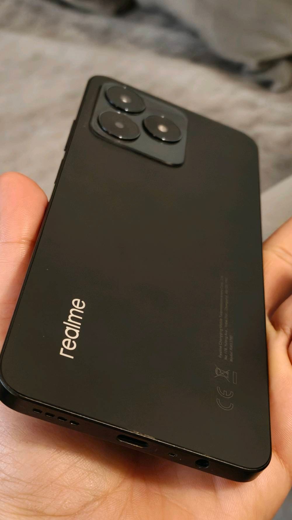 السلام عليكم (أخو الجديد+ماكو كارتون من نقلت الغير مكان تلفت +عندي شاحنة وسماعة ) الجديد سعرة ٢٠٨هيج +سعرة ١٨٠ وبي مجال بس مو مال تكسر بسعر تكلي ١٠٠
اسم الجهاز: realme
الطراز: RMX3760
المعالج: ثماني النواة (MediaTek Helio G88) نظام التشغيل: أندرويد 15 (كما هو موضح في الصورة)، على الرغم من أن الإصدارات الأولية جاءت مع أندرويد 13 ذاكرة الوصول العشوائي (RAM): 8 جيجابايت (قابلة للتوسيع إلى 16 جيجابايت) سعة التخزين الداخلية: 256 جيجابايت الشاشة: شاشة IPS LCD بحجم 6.72 بوصة، بدقة FHD+ (1080 × 2400 بكسل) ومعدل تحديث 90 هرتز الكاميرا الخلفية: مزدوجة بدقة 64 ميجابكسل (رئيسية) + 2 ميجابكسل (للعزل) الكاميرا الأمامية: بدقة 8 ميجابكسل البطارية: سعة 5000 مللي أمبير في الساعة مع دعم الشحن السريع بقوة 33 واط 
الاتصال: يدعم شبكات الجيل الرابع 4G، و Wi-Fi بترددات a/b/g/n/ac، وبلوتوث 5.2 المنافذ: منفذ USB Type-C ومنفذ سماعة رأس 3.5 ملم (مكان الاعظمية)
