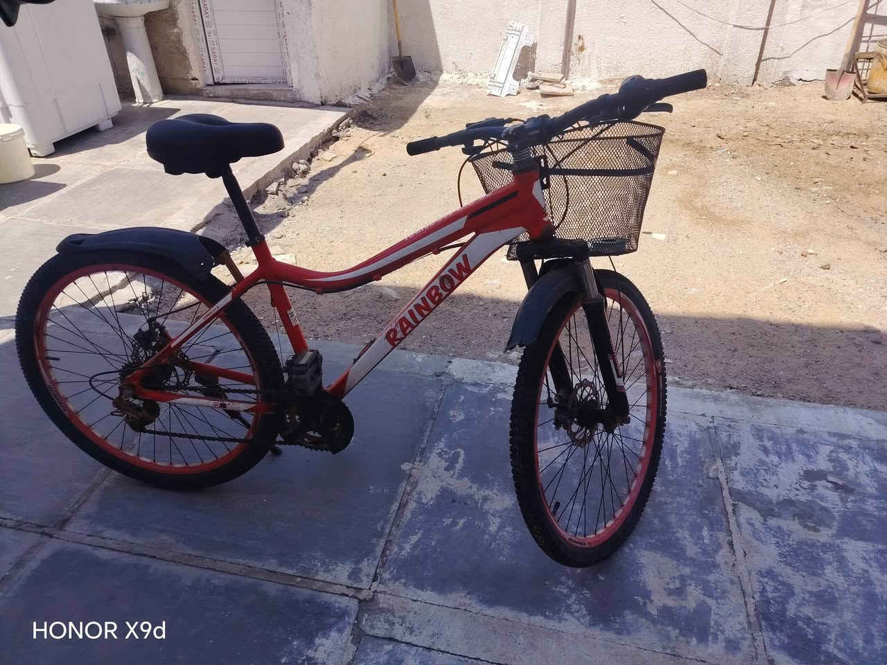 بايسكل جبلي ٢٦ يخبل ونظيف يتحمل مسافات مخصص للطرق الوعرة كلشي بيه شغال البدي المنيوم فقط كسر صغير بغطاء الصينية
*********** القبلة
