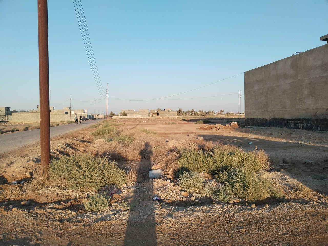 سلام او عليكم قطعة ارض للبيع  مستعجل بسعر مناسب مساحه ٣٠٠م ركن طابو سند٢٥ متوفر كافه الخدمات تبليط ومدارس وماء وجامع في ناحية كنعان منطقة البدعه استفسار اتصال السعر ٢٢ بيها مجال ***********
