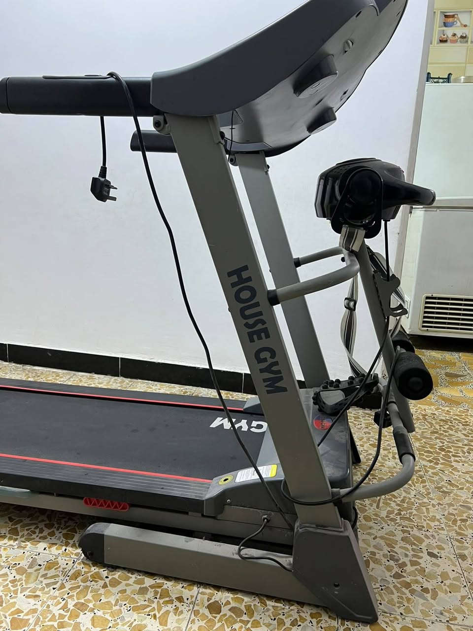 السلام عليكم عندي جهاز جري للبيع مستخدم شي قليل@ السعر ٣٥٠ اوبي مجال الاتصال على الرقم *********** نضافته ١٠٠ /١٠٠  يتحمل وزن ١٥٠
