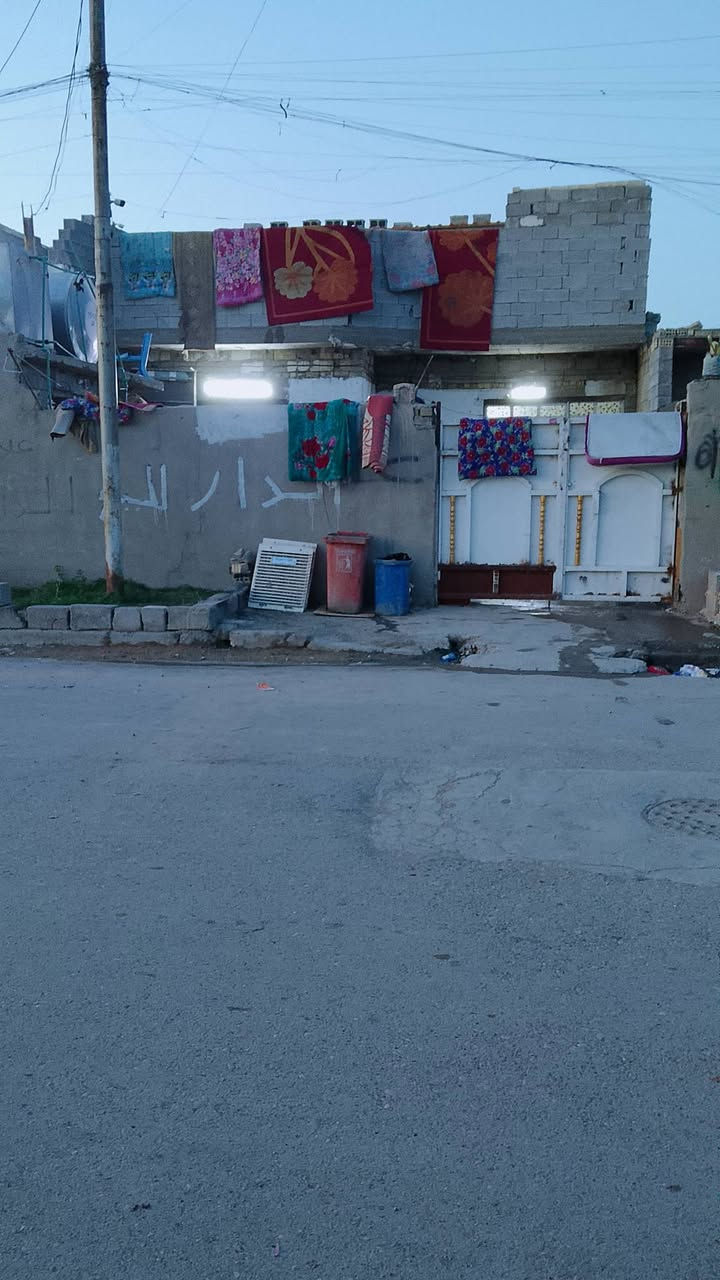 السلام عليكم بيت للبيع بالنقد وبالتقسيط مكان البيت بغداد المعامل قرب مطعم الحجي واجهه البيت 10 والنزال 25 سعر البيت اذا حاضر 37 واذا بالاقساط 45 مليون ***********
