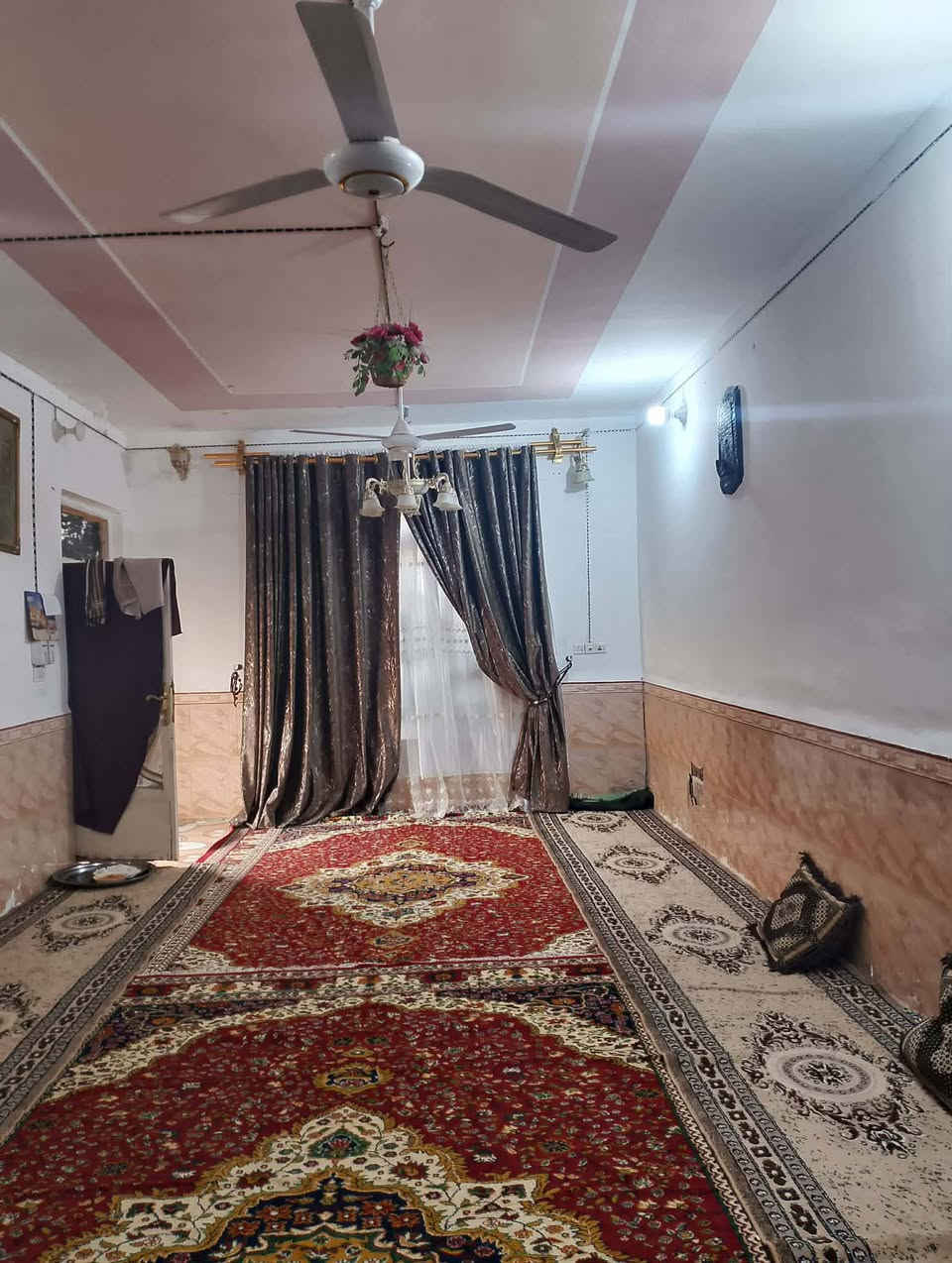 بيت للبيع حي الحسين .ع . مساحة 270 متر ( شارع أبو احسان ) بيت كامل مابي نقص البيت كله سيراميك قرب حسينية علي الاكبر ع 
للاستفسار اكثر اتصل ع الرقم ***********
