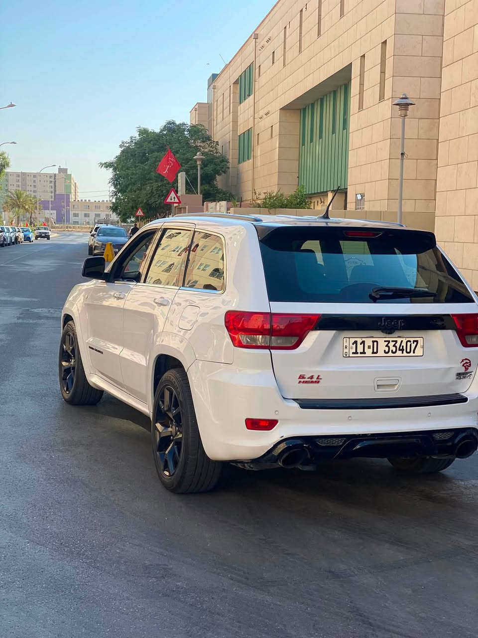 السلام عليكم  لجماعت راياضي جيب srt اصل مكينه 6400 موديل ٢٠١٣ كفاله عامه حتى الدعاميات خليجيه وكالت العرصات ماشيه ٩٩ ألف مواصفات لا srt معروفه واحد على واحد لبيع أو مراوس لميعرف قيمتا لاضل يكسر بل سعر سعره ٢٠٠ وبيها مجال قيل الهاتف ***********
