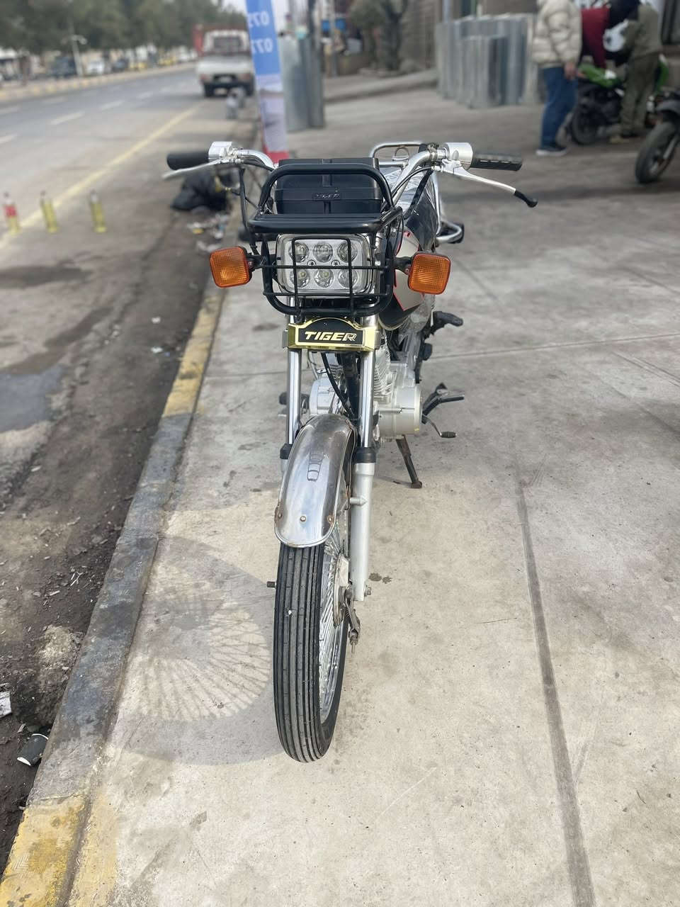 دراجه البيع موديل 2023 مكينه شرط ما مفتوح السعر 425 وبيه مجال مكاني حي البكر ***********
