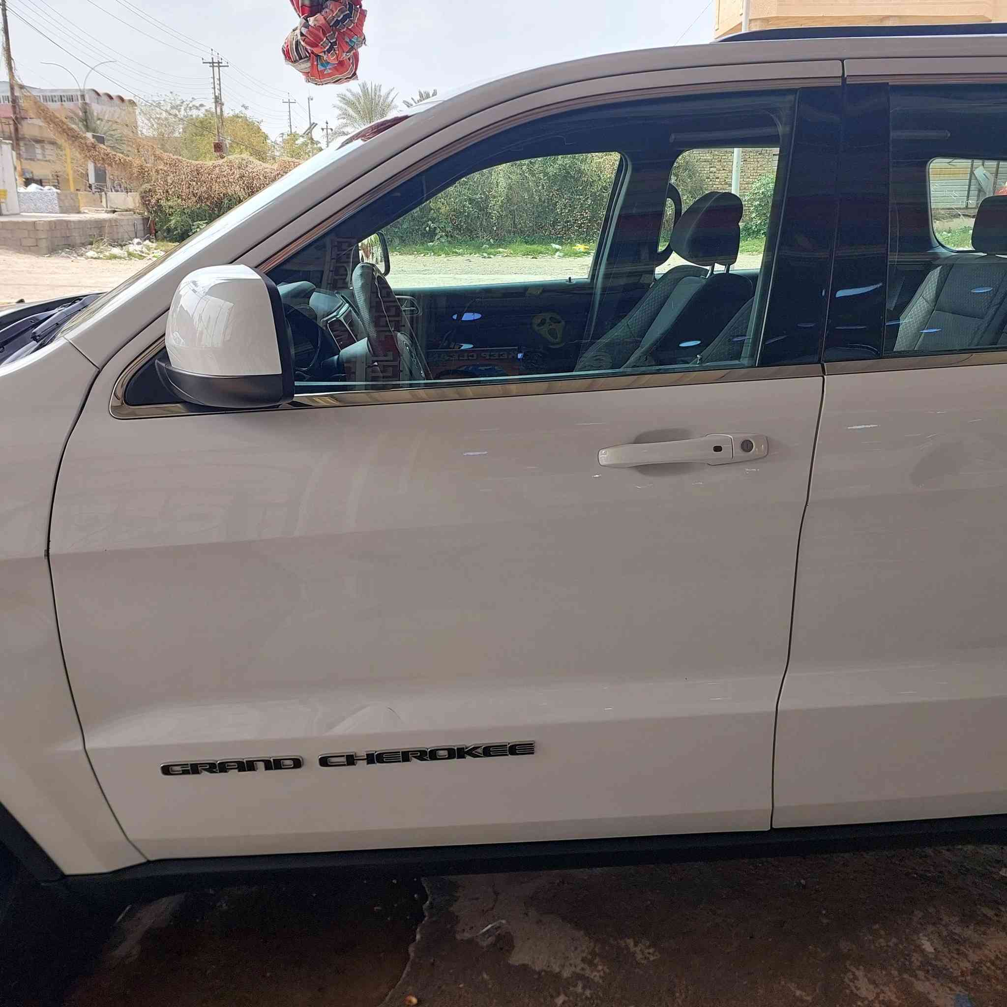 السلام عليكم
جيب شيروكي لاريدو وارد امريكي موديل 2018 بأسمي   صبغ دعامية امامي  
وتكحيل بالباب الخلفي موضح بالصورة  سيارة ماشية 106 الف كيلو متر  مكان السيارة قضاء بلد قرب مرقد السيد محمد عليه السلام 
*********** رقم صاحب السيارة 
السعر 210 ورقة
