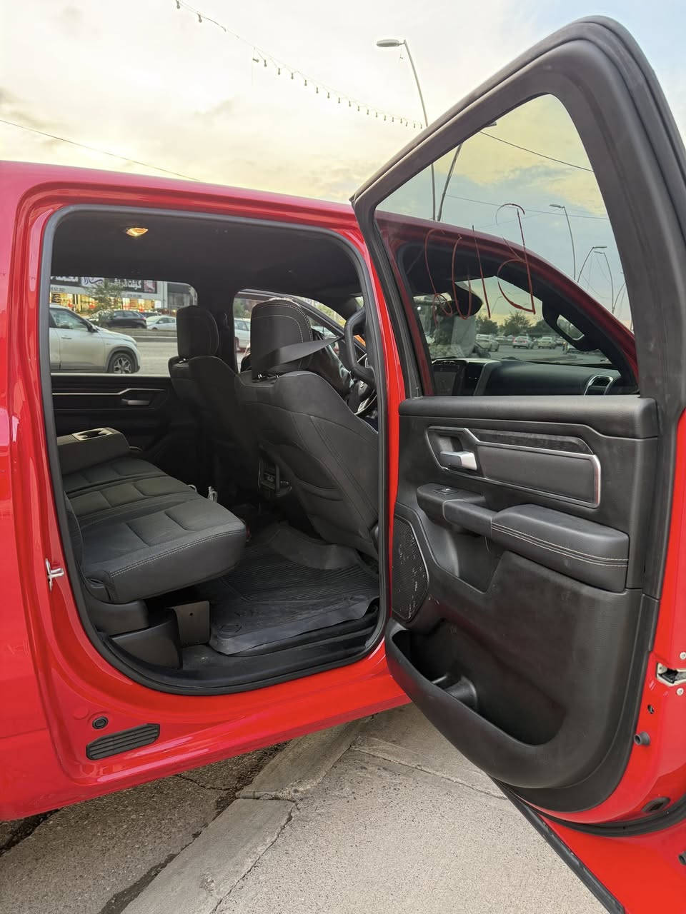 السلام عليكم اخوان
دوج رام لون ستار ٢٠٢٤ اللون احمر
ماشية ١٥ وقابلة للزيادة 
مكينه ٥٧٠٠ هيمي
مكينه وكير مكفولات
حادث موجود بالصور بدون دواخل و بونيد مبدل نفس اللون
مواصفات اللون ستار
رقم كاتي دخول جديد 
 السعر ٣٢ الف وبي مجال بسيط
***********
