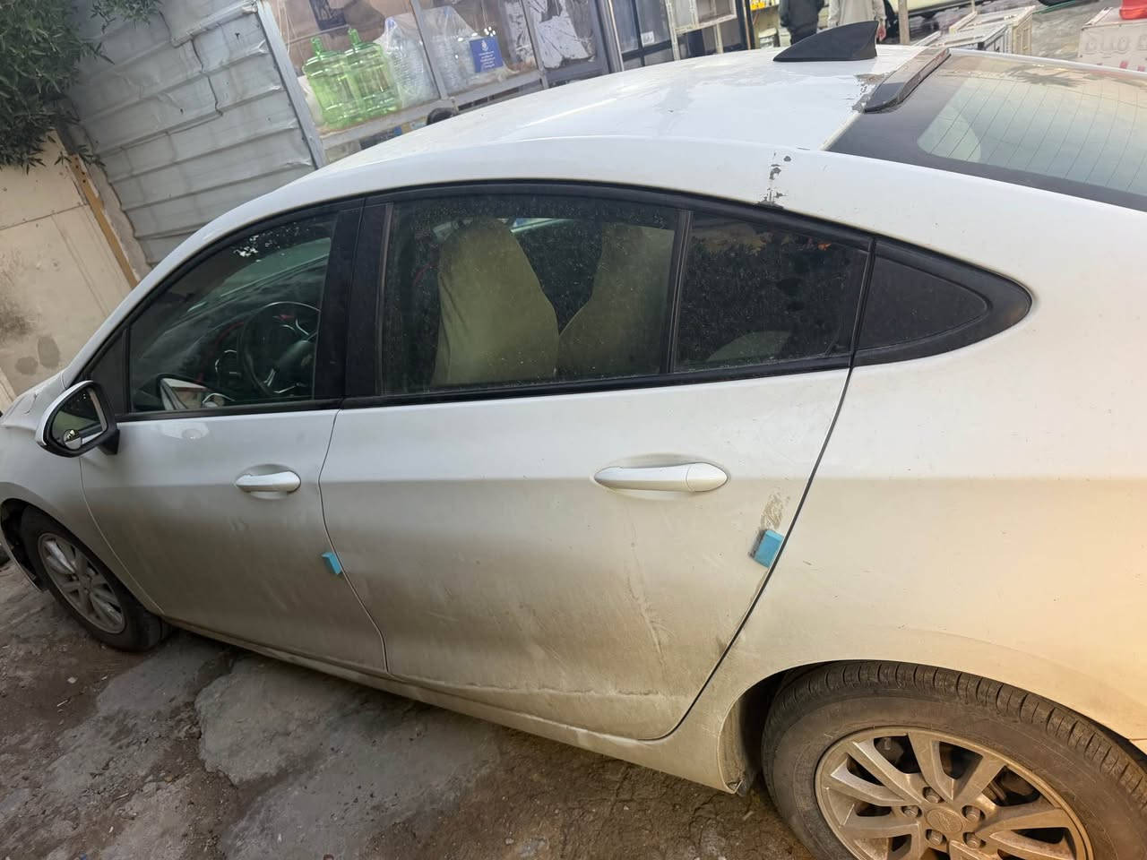 السلام عليكم 
شوفرليت كروز 
موديل ٢٠١٧ 
السيارة لون ابيض رقم اربيل حادث امريكة دعامية سرقة بدون ايرباك 
بدون صبغ 
بدون تبديل 
كير 
مكينه 
تبريد 
صدر 
كهربائيات 
السيارة جاهزة للاخير وجاهزه حيل 
للبيع قسط مقدمة وشهرية 
العنوان بغداد اليرموك 
***********
*********** بس واتساب
السيارة وكعت عليها لوحة اعلانية وانضربت حافة القمارة وعدلتها واضة بالصورة بغداد, العراق
