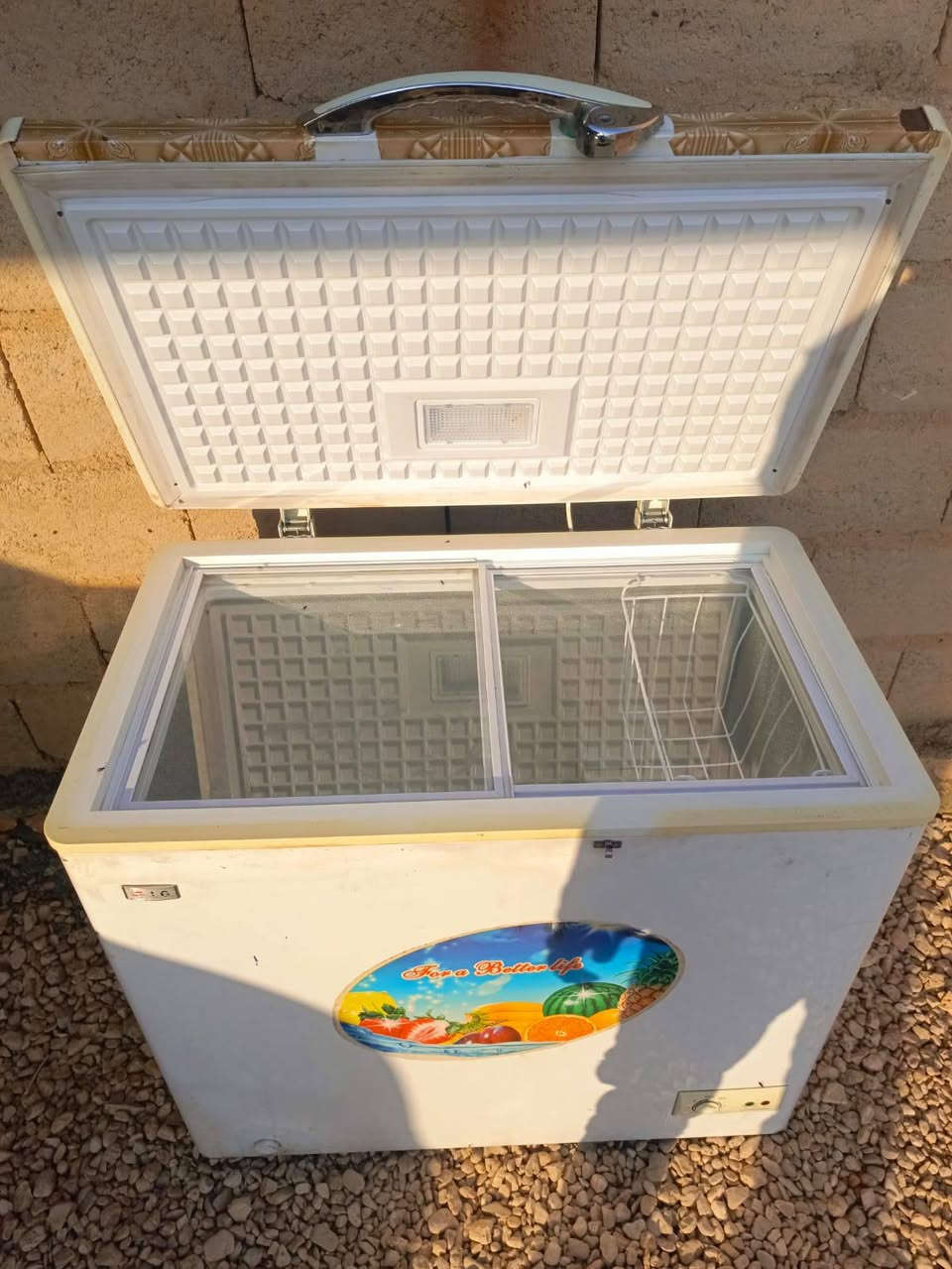 السلام عليكم كشر مجمدة للبيع بدون ماطور  بعدة جديد المكان القائم والشراي يتفضل ***********8
