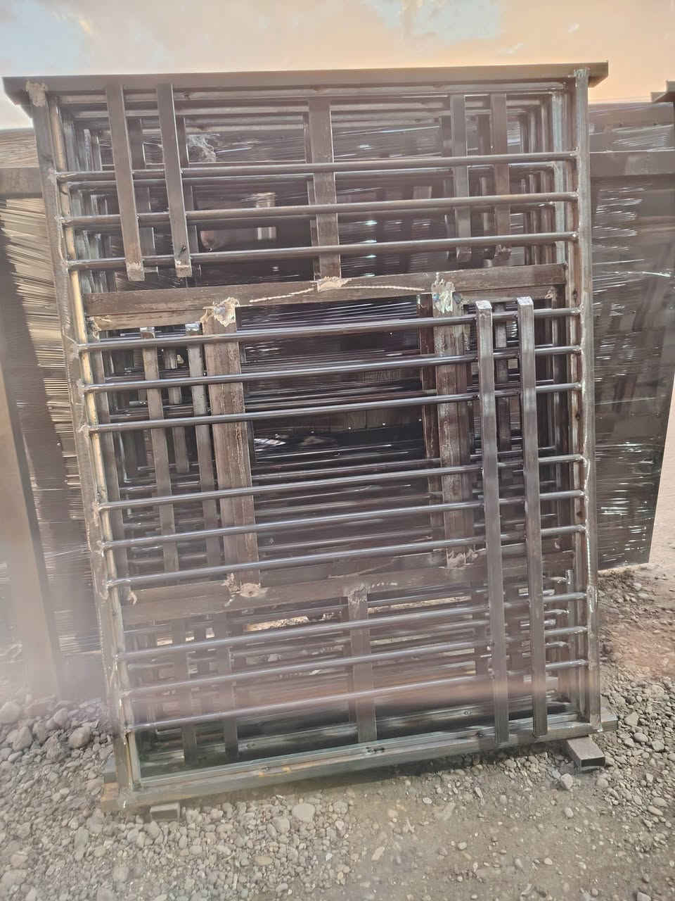 السلام عليكم يوجد لدينا بوب و شبابيك حديد يطار جنل وداخل مليم ربع شباك 2 *2سعر 125 الف شباك 150 *2سعر 100الف باب 125 *270 سعر 170الف باب 1 *270 سعر 125الف عنوان بغداد جرف نداف ***********
