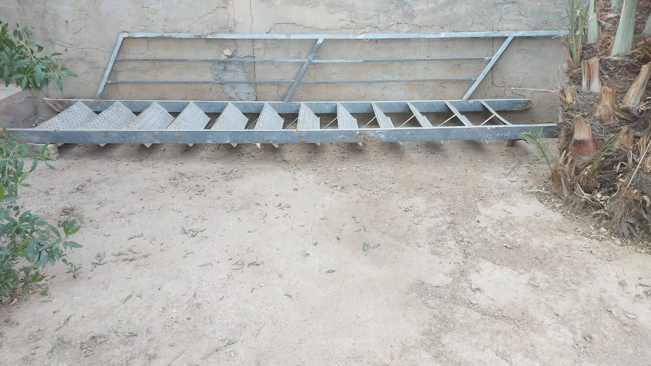 درج للبيع طول 4 ونص تفصال نضيف المكان المعمل السعر 150 وبي مجال 
***********
