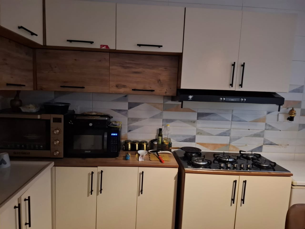 كاونتر معه طباخ معه الساحبه ميز طعام معه 6 كراسي اوفن معه غرفة نوم 3 جرابي معه كنتور عدد 3 معه ميز تواليت للبيع مستعجل ع بيعتهم للتواصل *********** واتساب واتصال
