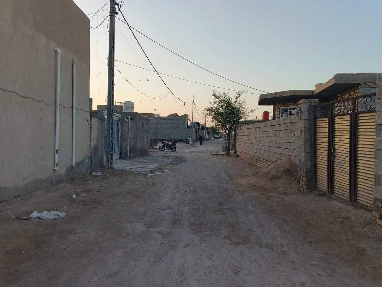 سلام عليكم 
قطعه ارض زراعيه في قريه علي غازي قرب سيطره البزل الرئيسي غرفه وحده مدكوكه كونكريت والباقي مدفون وجاهز للاستفسار اتصل على الرقم ‏‪***********‬‏
