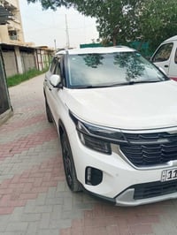 كيا سلتوس 2025 لون  ابيض/خليجي رقم بغداد دولي تحويل مباشر  ضمان الشركة...