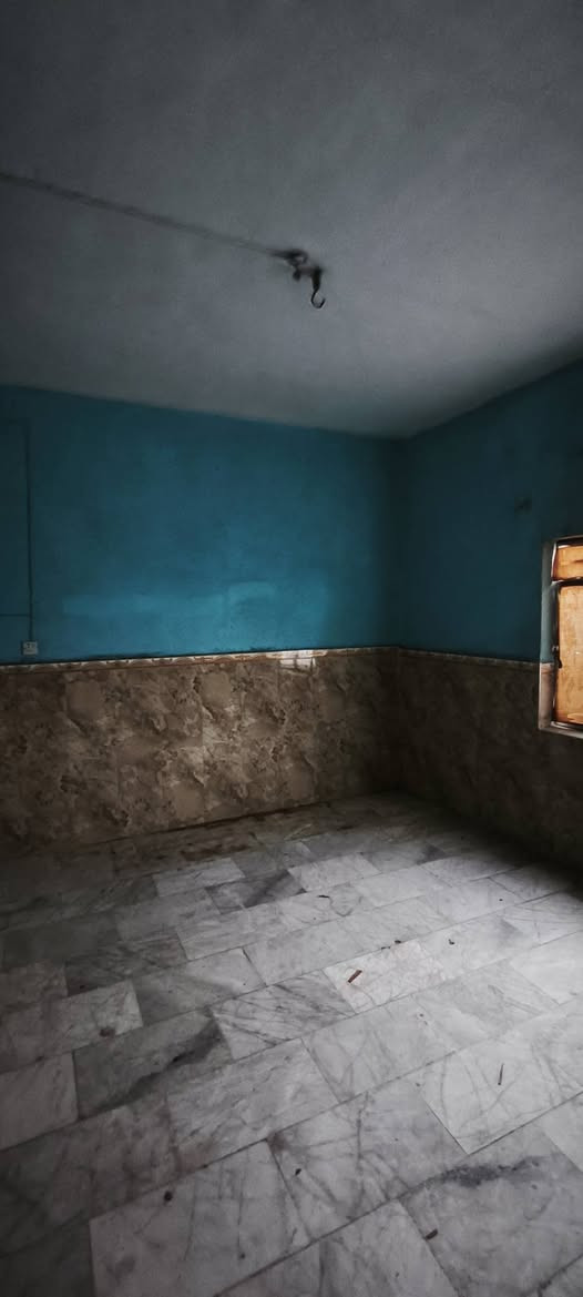 السلام عليكم
بيت للايجار في شارع الصدرين قرب مدرسة الإمامين ع شارع العام 
ثلاث غرف وصاله وديوانيه وحديقه اماميه 
الرقم ***********
