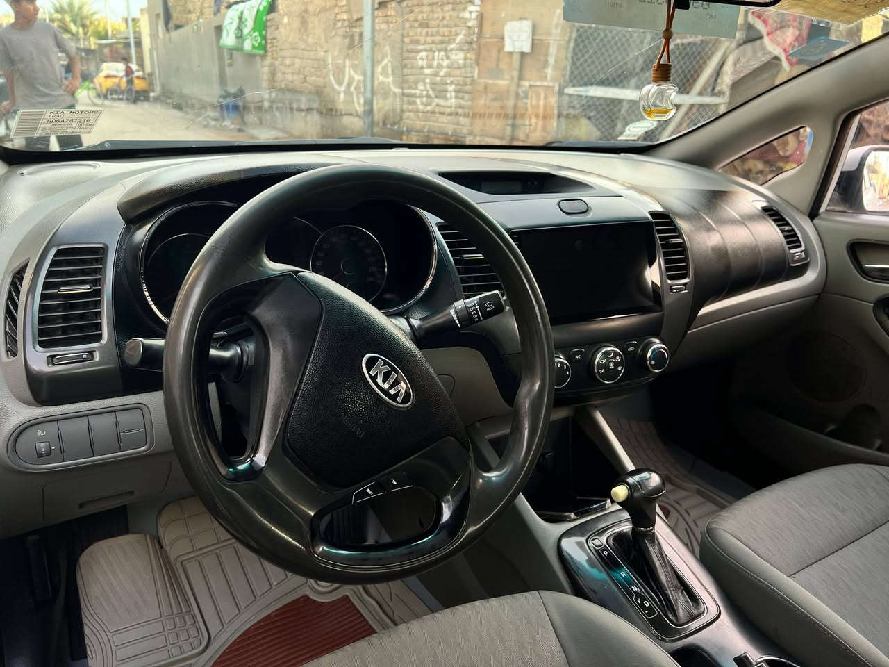 سيراتو 15 فقط صبغ جاملغ بدون فتح
سياره جديده مكينه كير حداديه تدفئه تبريد تخم تاير غرفه جديده مكاني سماوه ***********
