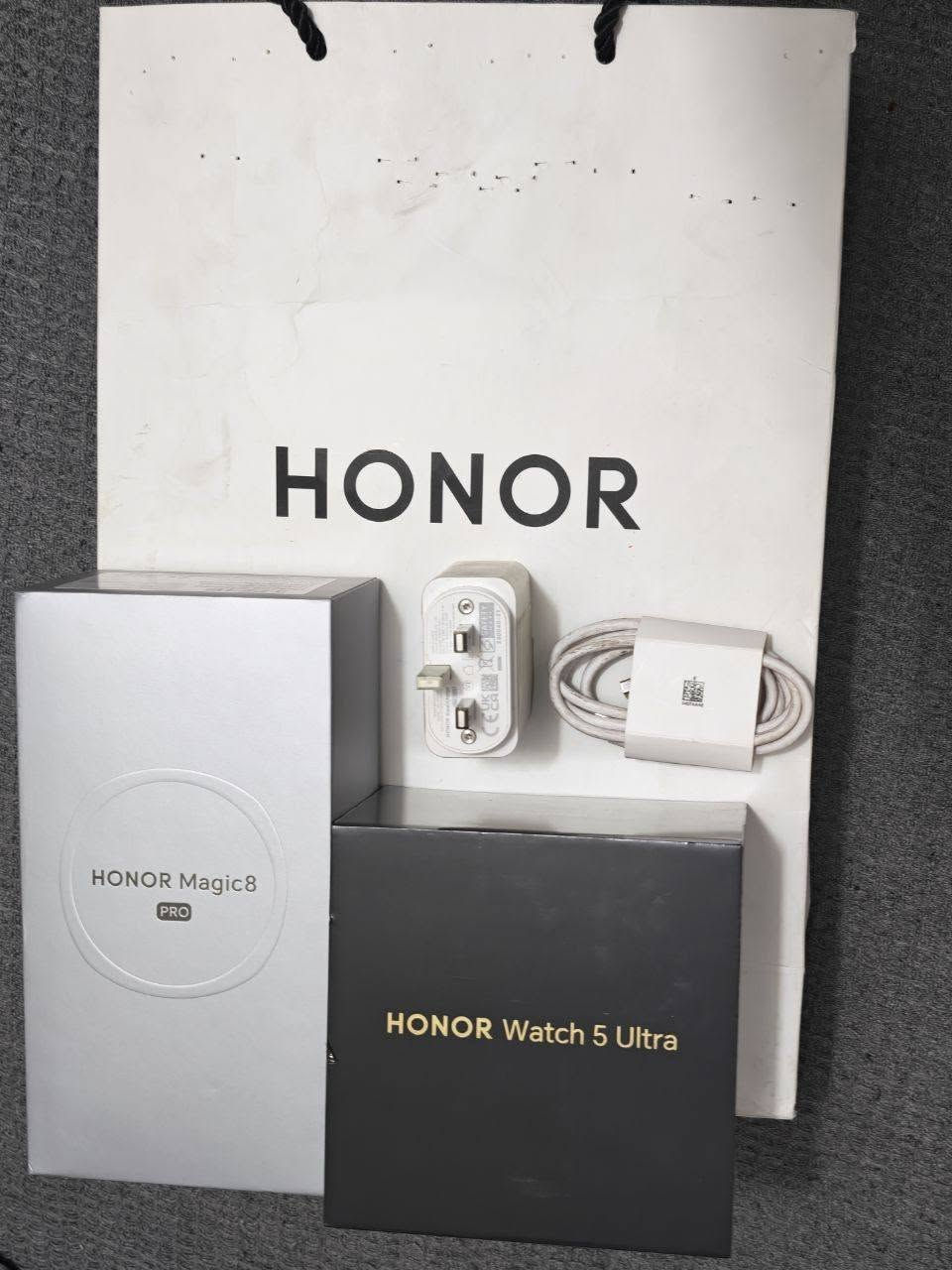 السلام عليكم ورحمة
موبايلي هونر ماجيك 8 برو انسيته بتكسي وراح وسويت دعوه وما راح يرجع 
 اريد ابيع متعلقاته ما عدا كاوتونه احتاجه بالدعوه
شاحنه هونر 100 واط وساعه جديده بالجيس 5 الترا  ما مستخدمها ربي لا يوفق الحراميه والسراق ورجعت لموبايلي القديم
بسعر 300 الف
تواصل واتساب ***********
