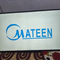 شاشه حجم ٤٣ للبيع  شاشه المتين اصليه بس بيها خط بنص الشاشه مامأثر عليه...