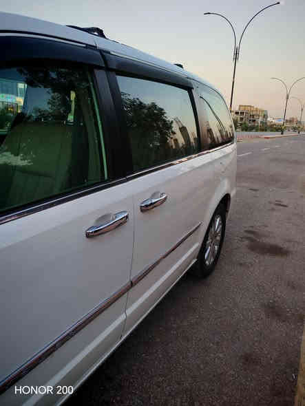 السلام عليكم ورحمة الله 
للبيع سيارة: كرايسلر تاون كانتري لون أبيض موديل 2013. علما السياره كلين بدون حادث كنديه 
•الضرر: باب الصدر صبغ قليل ودور الجاملغ الخلفي قليل صبغ ويوجد سونار باقي السياره كفاله 
•الرقم: رقم بغداد اباسمي تحويل مباشر . 
سنويه جديده رقم جديد
•الايرباكات: بدون اي ايرباك
•المواصفات :
▪️السيارة: كرايسلر تاون كانتري 
▪️الموديل: 2013
▪️المحرك: 3.6L (ستة سلندر)
▪️العداد: 159000 الف ميل حقيقي
▪️ويل كب مع طقم تايرات جديد
▪️لايتات اصفر مع كشافات دعامية
▪️كامرة خلفية دوارة اصل مع الستيرن
▪️شاشة الدشبول حجم كبير للتحكم بأيعازات السيارة
▪️:كشنات السيارة جلد رصاصي فاتح اصل
▪️تحكم فول كهرباء لكرسي السائق
▪️ثلاث قطع تبريد
▪️السيارة 7 راكب
▪️الأبواب الجانبية كهربائية
▪️سستم صوت
▪️تحكم ستيرن جهتين بلوتوث وحاكية وكروس سرعة وتحكم صوت 
▪️نظام ABS مانع انزلاق
السعر المطلوب: 16700$ مع المجال
السياره موجودة بالنجف الأشرف يمكن الاتصال *********** واتساب موجود
