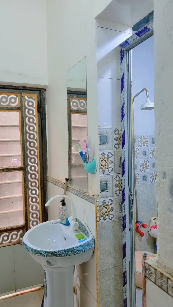 السلام عليكم بيت للبيع اليوبه قرب مدرسة الصقر شارع الشهيد ابو يتيم ٤غرف وهول واستقبال ومطبخ وحمامات ٢ وتواليت ٢ كراج وحديقه٢٠٠ متر بناء ٢٠٢٢ اساس طابوق مع رباطات كونكريت مسلح بناء اليت بلوك بناء شخصي 
السعر ٩٥ بي مجال لتواصل مع صاحب البيت ***********
