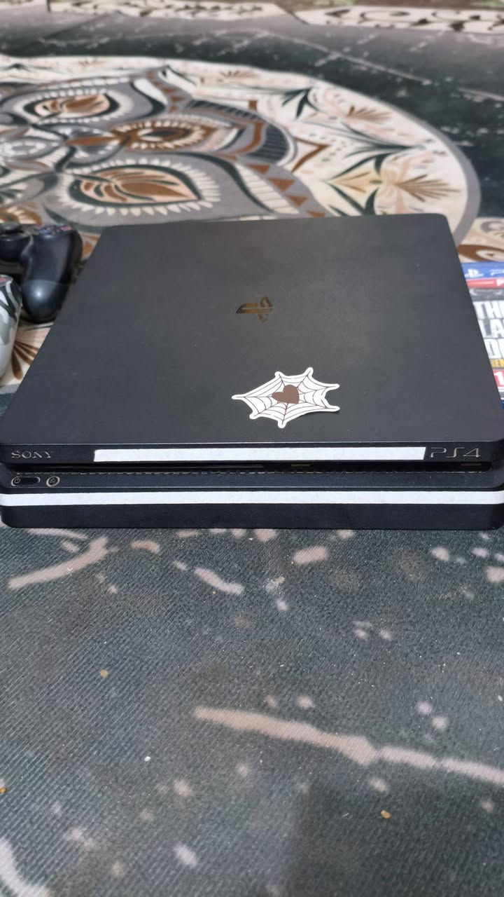 بلي 4 سلم 500g اولاين مو مهكر جهاز لوك ستيكر برغي ممفتوح بي ونضيف شرط لفحص ويا اربع يدات وحده اصليه ول باقي تجاري وكل ضرر مابيهن كله شغال ويا اقراص اثنين واحد GTA ول ثاني ذلاست نضيفات وشغالات جهاز كله شغال ونضيف تأخذه كبل شغل والعب مكان الديوانية حي العسكري سعر 250وبي مجال ***********
