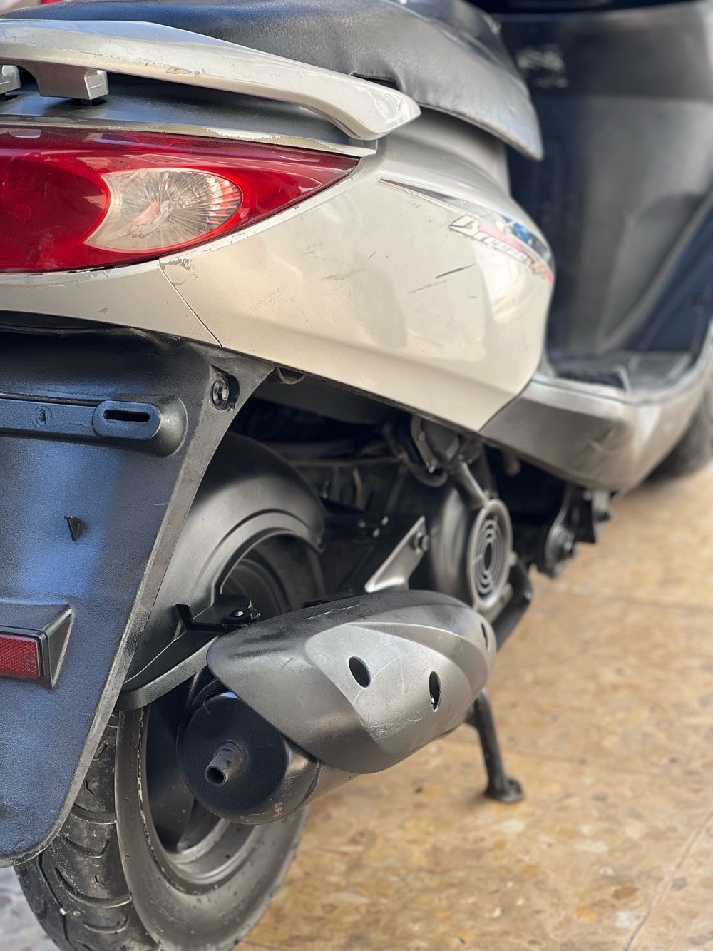 هذه دراجة نارية Yamaha Breeze DX بحالة جيدة. تصميم أنيق وأداء ممتاز يناسب التنقل اليومي داخل المدينة. الأضوية الأمامية والخلفية فعالة وتوفر رؤية جيدة. 

المواصفات:
- العداد: حوالي 9033 كيلومتر
- اللون: فضي 
- الوقود: بنزين
- التخزين: مساحة تخزين مناسبة تحت المقعد

مناسبة لعشاق الدراجات الباحثين عن تجربة قيادة مريحة وعملية.