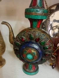 بريق نحاس مصنوع يدويا قديم تراثي. بري مرصع باحجاركريمه فيروزومرجان ولا...