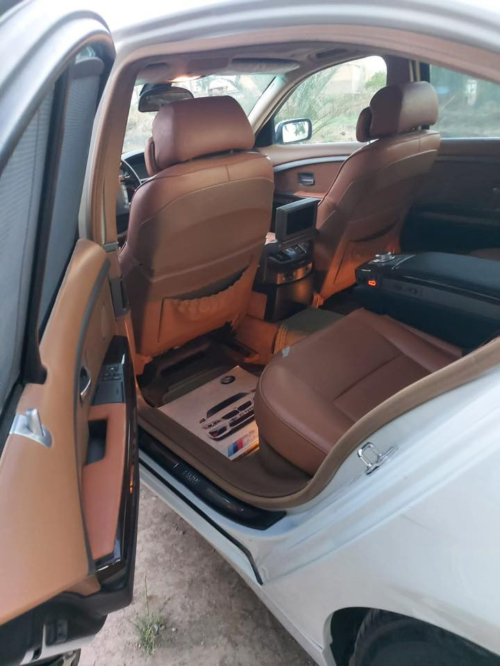 بي ام باخره موديل ٢٠٠٤ حجم ٧٤٥ رقم بغداد سياره خير من الله بيه باب وشويه منل جاملغ صبغ بارد بدون ضربه اربع بيبان وجنطه شفط ‭٠٧٨٣ ٨٠٣ ٥٢٤٩‬/ السعر ١٣٠ المكان ديوانيه
