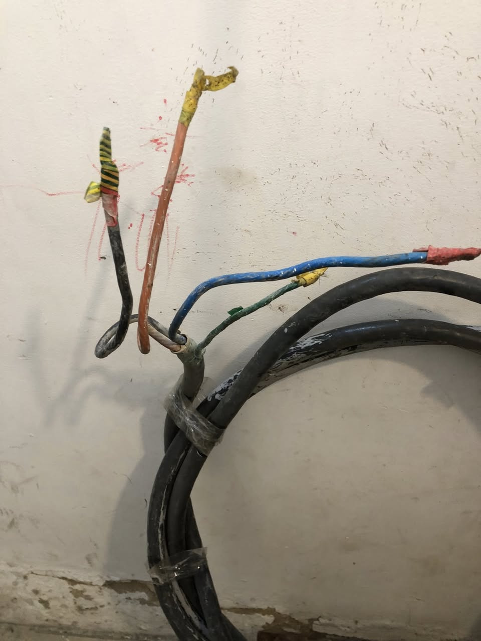 كنارة لحم ٥٠ فاترينة مال كباب عدد ٢ السعر ٧٥ كيبل ١١ متر اربع خطوط السعر ٥٠ الف المكان الحرية *********** واتس اب
