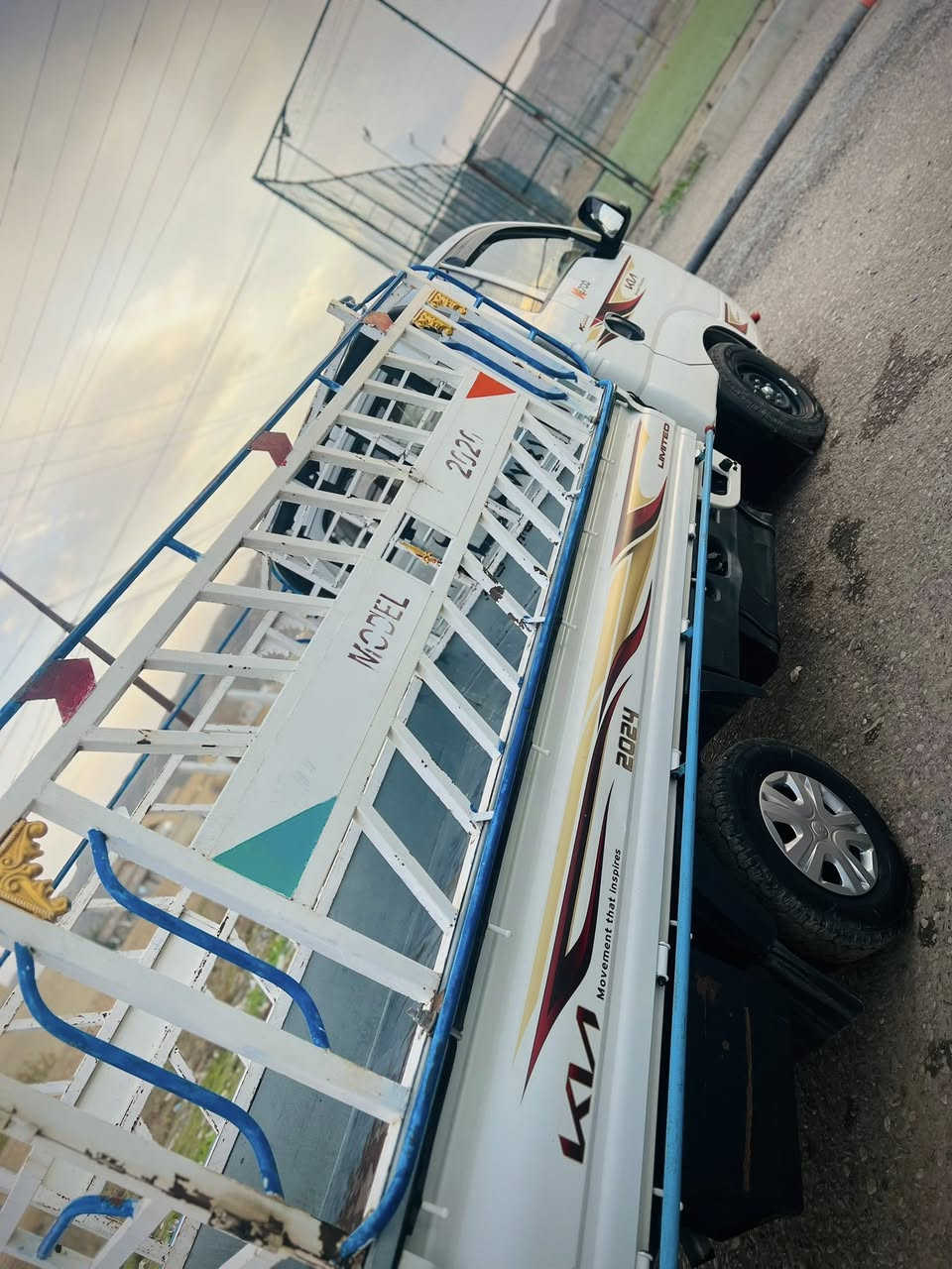 السلام عليكم. للبيع كيا مديل 2024. رقم صلاح الدين تحويل مباشر. محرك 2700.  وضع الشركه. ماشيه 34 الف قليل السياره.  مغلفه جاهزه دوشمه.   غلاف. فووولً.  السياره.   .   .          اتصل 
                              ‭0772 838 0248 
.   🫶‭0782 8357955
