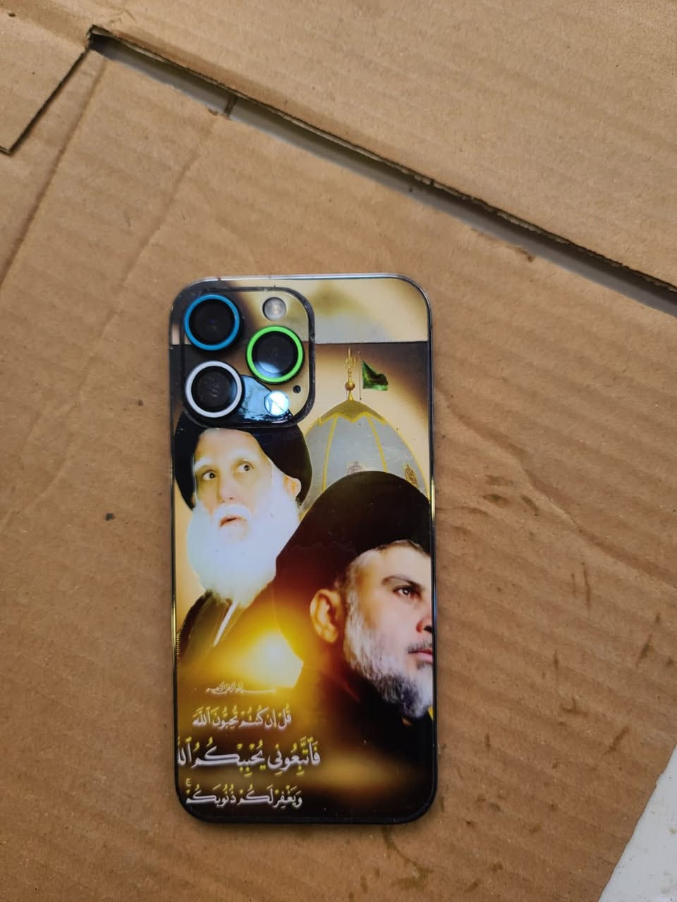 ‏14 Pro ماكس
‏كرتون موجودة ذاكرة 256 

‏بطارية84

‏بس الظاهر مكسور 

‏ما نبدل به أي شيء

‏سعر 900  بي مجال

تلفون مغلف

‏ماستر جهاز 

‏رقم التلفون ***********
