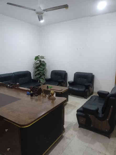 غرفة مكتب جاهزة نظيفة جدا اصحاب الشركات مكاتب اني صارت عليه 3 ملايين ونص استخدام شهرين رايدها بملونين ونص وهم بيها مجال المكان نجف للاستفسار /***********
