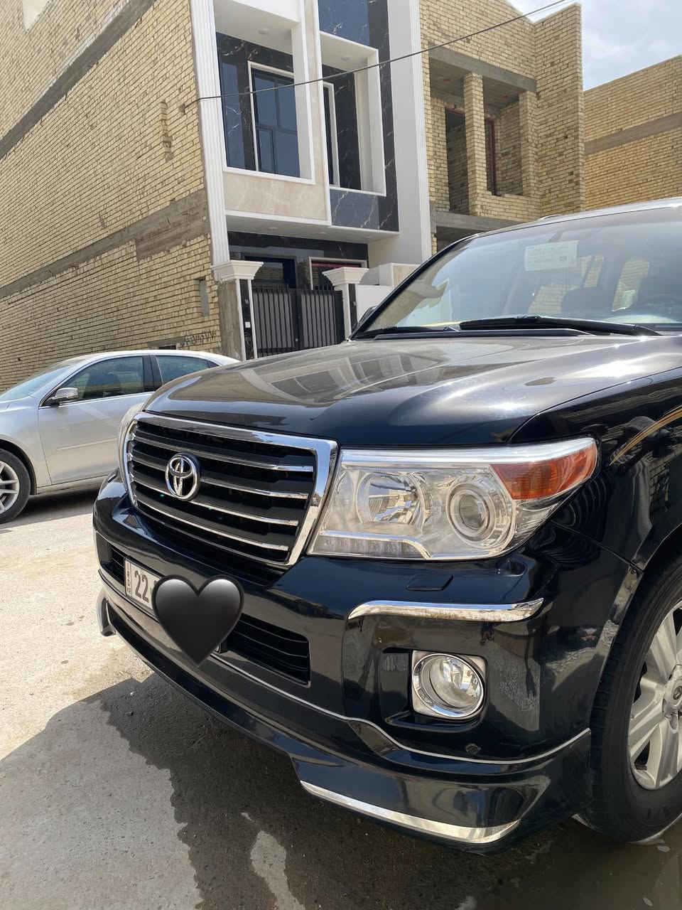 السلام عليكم ..... لاندكروز موديل 2012 للون اسود رقم اربيل .. محرك 6 اسلندر غير مفتوح والكير كذلك سيارة ماشية 175 جاهزة من كل شي مكفولة فقط بارد في الجاملغ الامامي قليل وشبر صبغ كارت تحت قبق البانزين سيارة 1/1 دفدي  طفاية تراي يخبل موديل 20 تبريد ثلج 
السعر 335 وبيها مجال للشراي مكاني بغداد 
هاتف/ ***********
