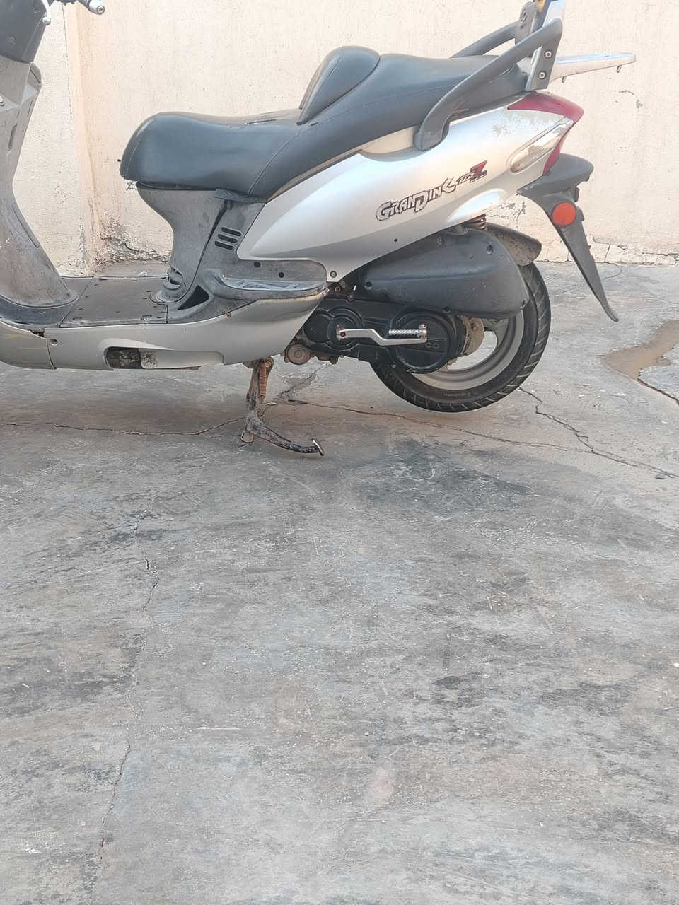 ماطور كايمكو حجم 150 محرك نضيف اكلسه بعده جديد كهربائيته كلها شغاله هورن اصلي لايت زنون 
كشره كدامكم نضافته 80 بالميه عوزه فقط بريك خلفي وجاملغ فوق التاير والباقي جاهز سعره 400 وبي مجال بسيط الطيبين شراي اتصل مو شراي لا تتصل فضلا واليسه امرا الاتصال *********** وبيك خير وتدلل
