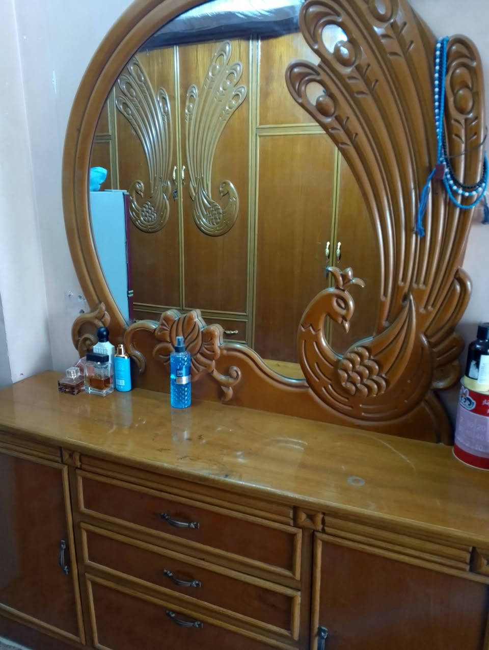 غرفه نوم وثلاجه للبيع في بغداد سعر الغرفه 600 وبيه مجال والثلاجه 100 وبيه مجال . ***********
