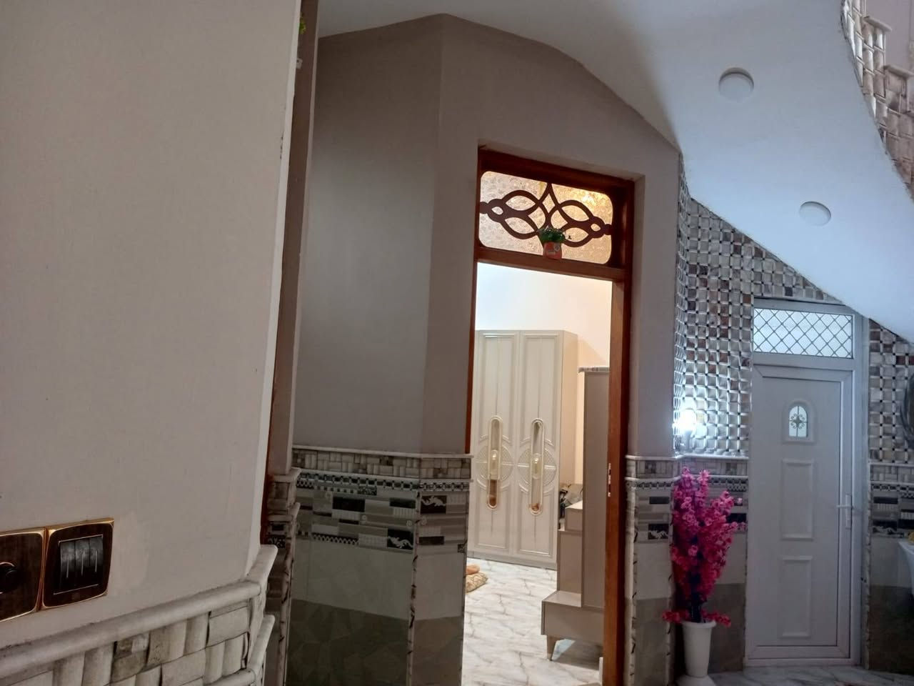 بيت للبيع طابو منطقه مقاطعة 5 قرب دار مسنين مساحته 200 بناء حديث متوفر خدمات ماء + كهرباء موقعه على شارع 30 سعر 143 مليون وبي مجال 
***********
