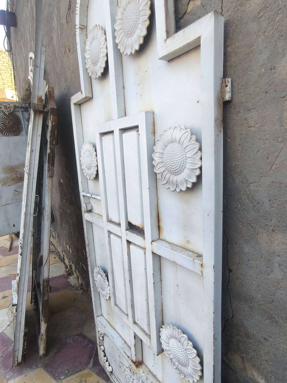 السلام عليكم باب نظيفه للبيع 3 طلاكات عرضه مترين و 10 طول مترين و15 تقريبا الباب نظيفه زينه سعره 100 الف وبيه مجال انشاء الله وهذه رقمي ***********
