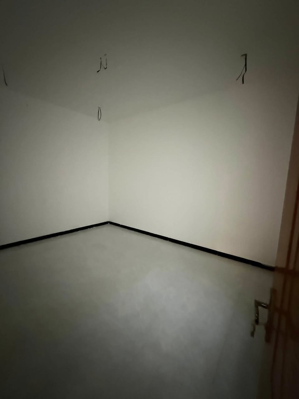 بيت 🏠طابو زراعي( ١٠٠)متر
 اساس كونكريت بناء طابوك سكف كونكريت 
يحتوي على غرفه وصاله
 وستقبال مطبخ🧑‍🍳 
حمام داخلي وخارجي البيت محد ساكن بي باقي التفاصيل واتساب 
***********
