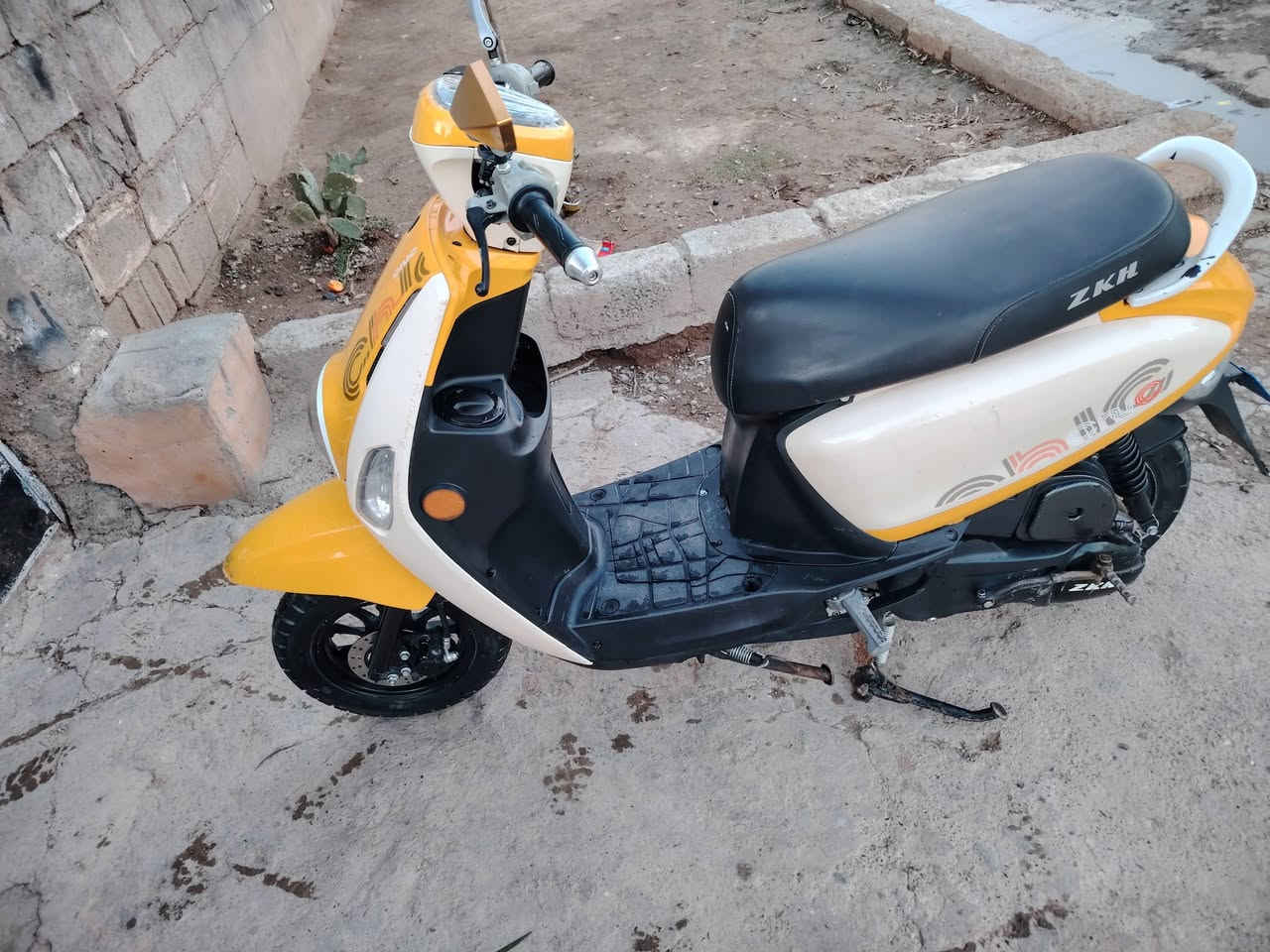 بلسي يس محرك يبني موديل 24 منفيس السعر 600 أبي مجال ***********
