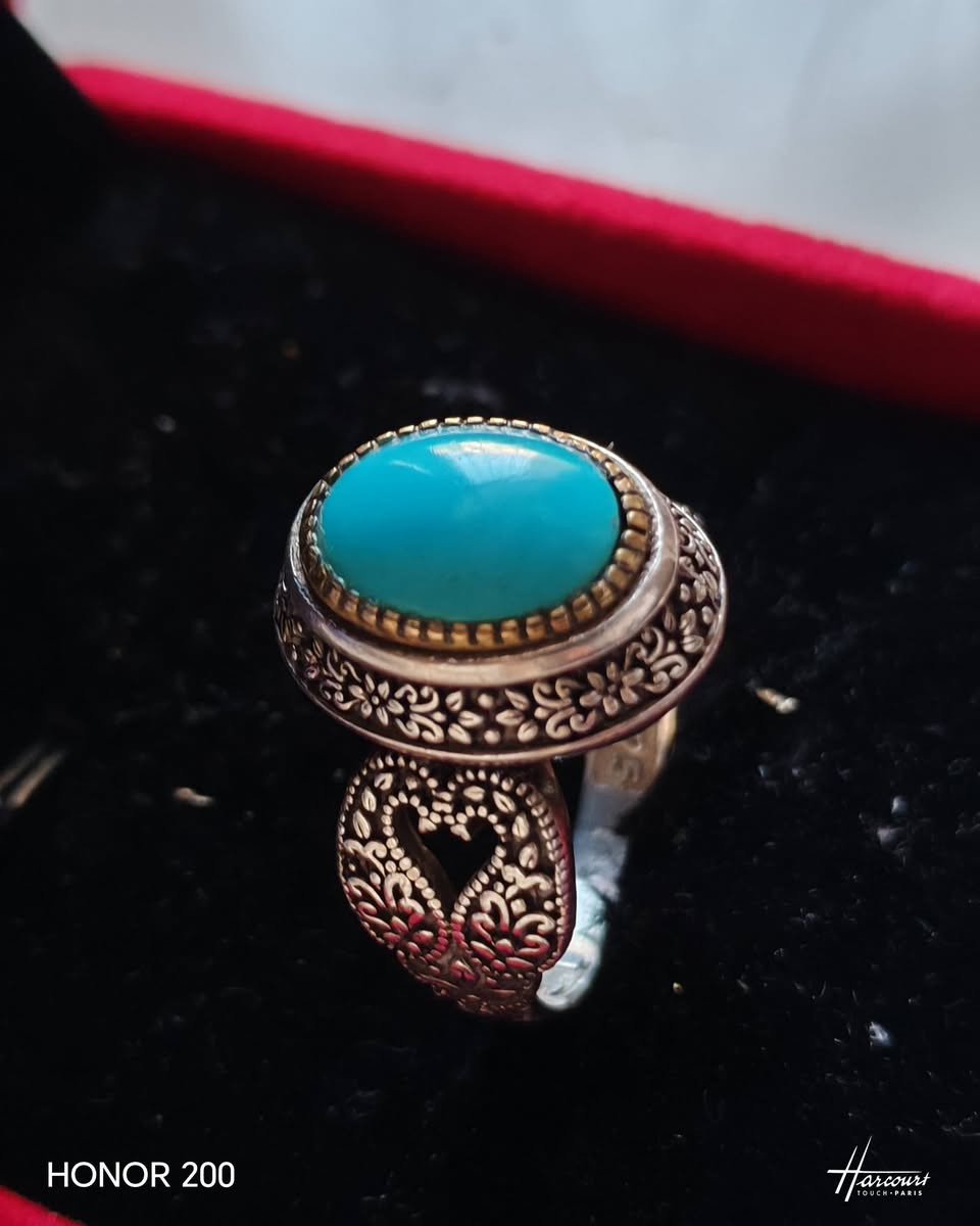 السلام عليكم #نيشابوري للبيع صافي ازرق. لب ثلاث محابس. للبيع التواصل خاص. موجود توصيل بغداد ***********
