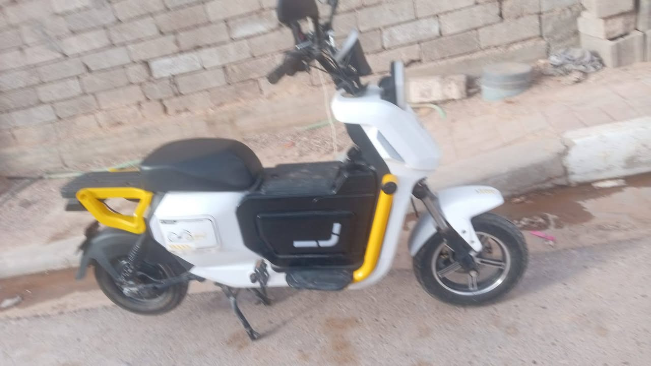 سلام عليكم دراجه شحن للبيع بطاريه لثيوم نضيف كلش موديل 25 سعر 400 وبي مجال شويه مكاني رمادي رقم تليفون ***********
